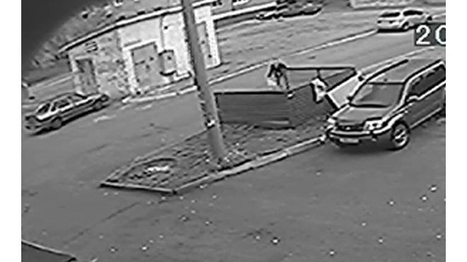  В башкирском Салавате ищут мужчину, который бросил живого ребенка в мусорный бак — это сняли на видео