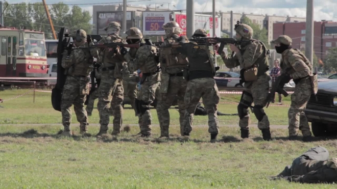 Беспощадным боем с террористами отметили День спецназа в Петербурге