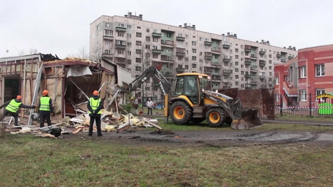 С проспекта Просвещения прогнали "Лакомку", торговавшую алкоголем рядом с детским садом