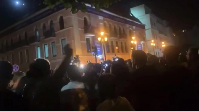 В Тбилиси протестующие закидали офис партии "Грузинская мечта" яйцами
