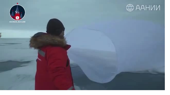 На льду Северного Ледовитого океана развернули российский флаг размером 1,4 тыс. кв. м