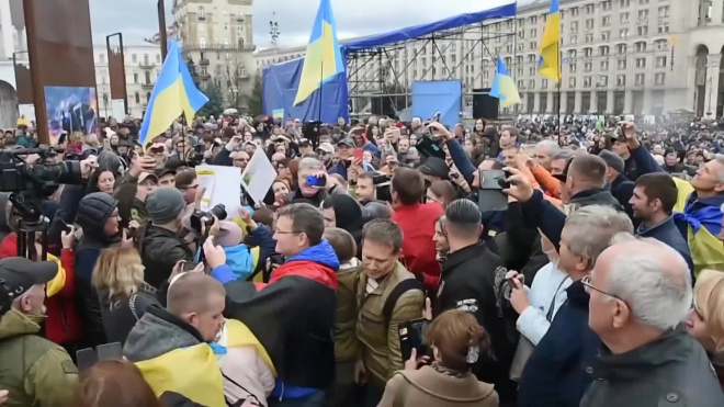 У офиса президента Украины – митинг против разведения сил в Донбассе