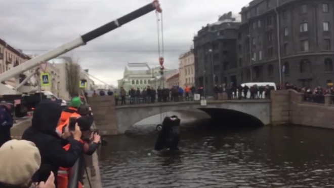 Видео из Санкт - Петербурга: На набережной Крюкова канала доставали затонувшую иномарку