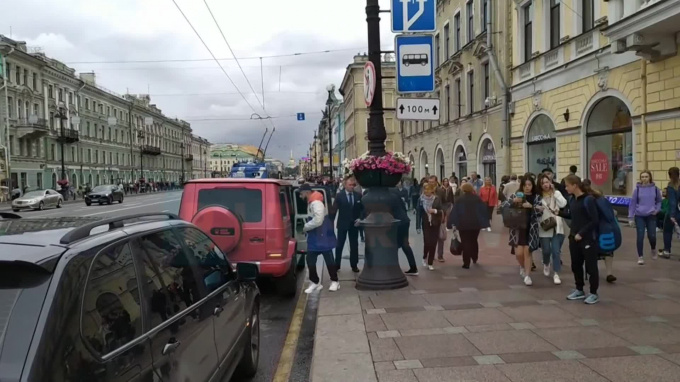 Петербуржцы: блогер Гусейн Гасанов нарушает ПДД на своем красном 