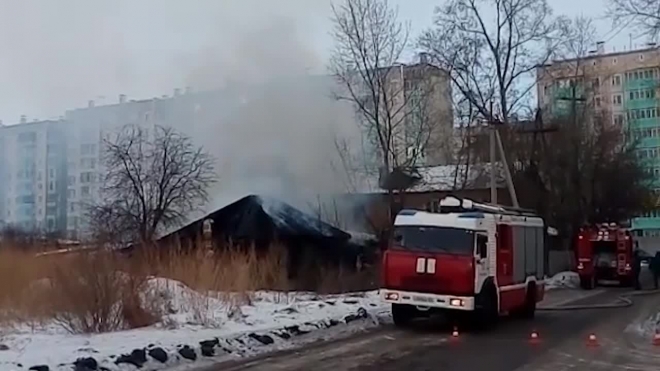 В Красноярске пожар в заброшенном доме сняли на видео