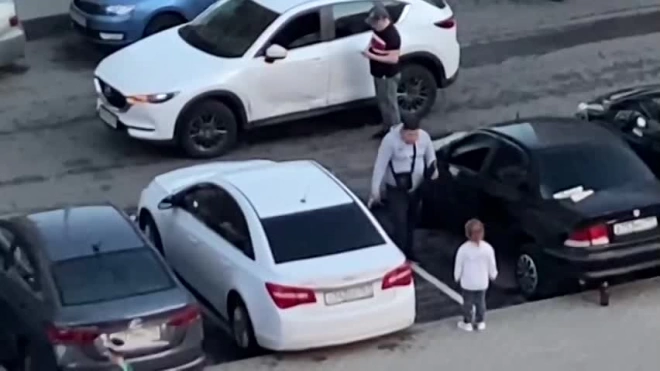 Нетрезвый отец ударил маленькую дочь на парковке в Подмосковье