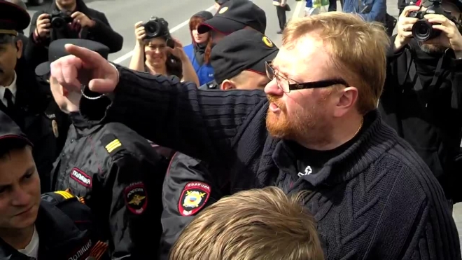 Милонов снова устроил потасовку с ЛГБТ-активистами на первомайском шествии