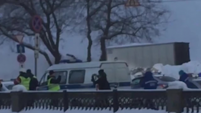 Видео из Москвы: Молодая девушка не справилась с управлением, вылетела в Яузу и погибла