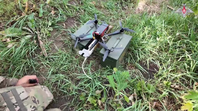 Минобороны показало кадры боевой работы ударных FPV-дронов