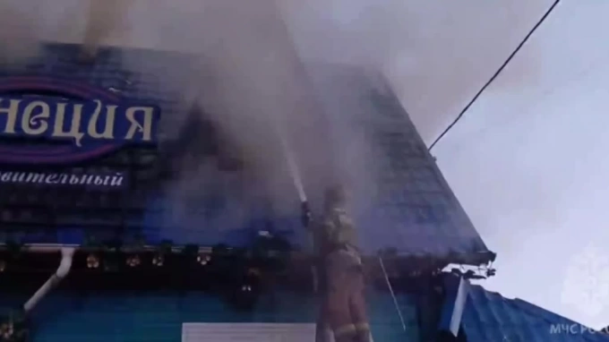 В Алтайском крае потушили пожар на территории гостиницы