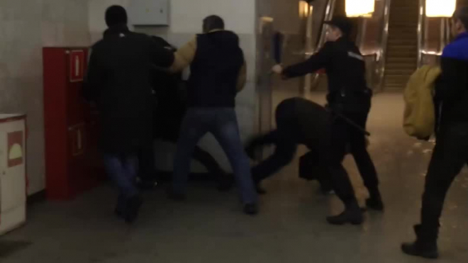 Очевидцы: на станции "Гостиный двор" произошла "пьяная" драка
