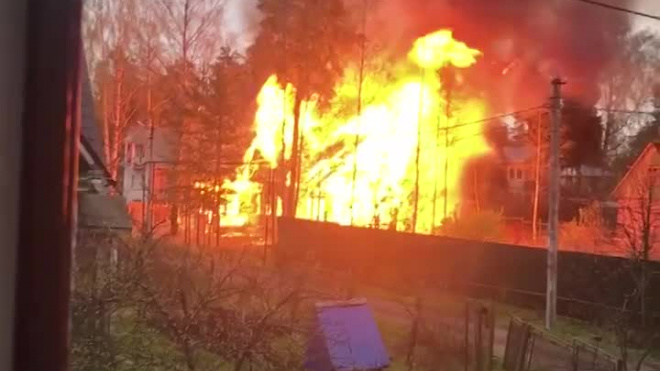 Во Всеволожске сгорел заброшенный дом 