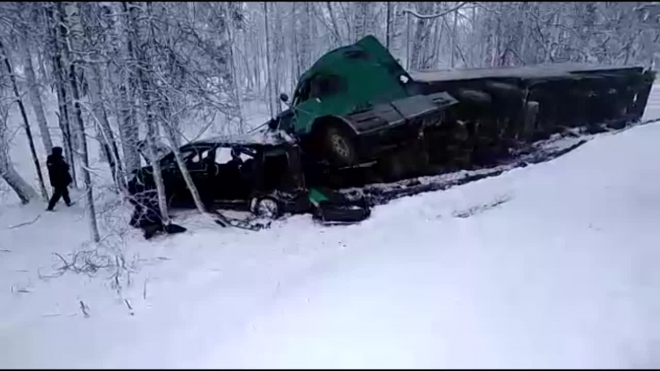 Появилось видео с места смертельной аварии грузовика и микроавтобуса под Томском