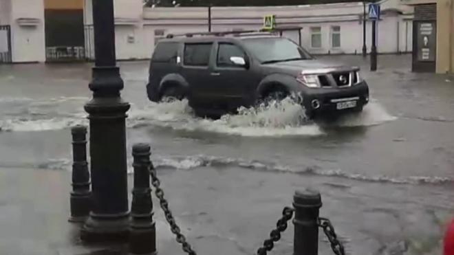 Во Владивостоке из-за ливня затопило улицы и сошел сель