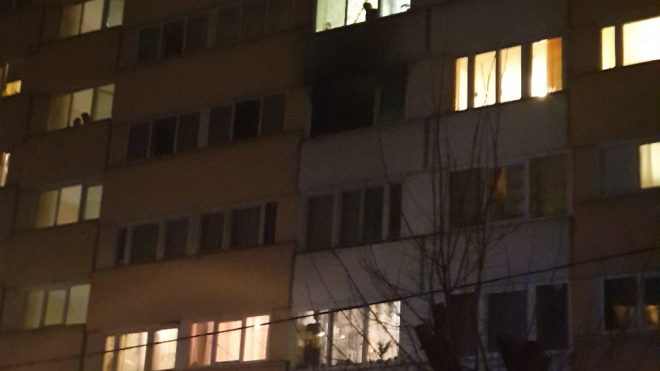 На Ленинском проспекте загорелась квартира в живом доме