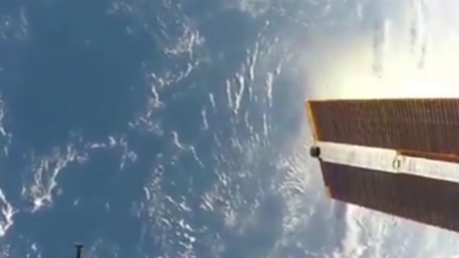 Астронавт вышел в открытый космос и снял на видео Землю