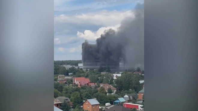 В подмосковном Фрязино тушат пожар в административном здании