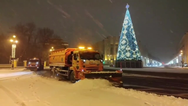 В Петербурге активно убирают последствия снегопада