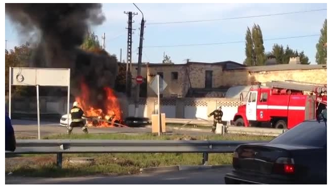 Появилось видео жесткого ДТП в Батайске, после которого машина взорвалась и сгорела