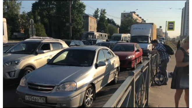 Из-за ремонта на Рябовском шоссе водители оставили машины и пошли домой пешком 
