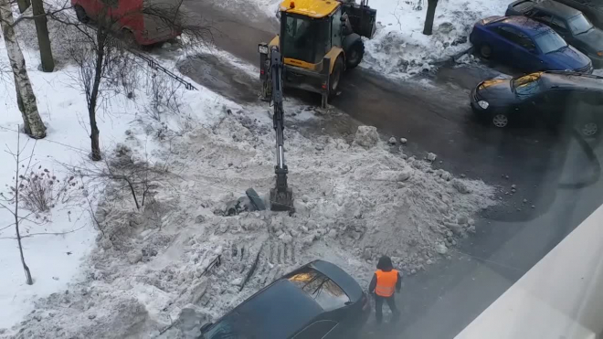 В центре Петербурга вместе со снегом убрали заборы и кусты