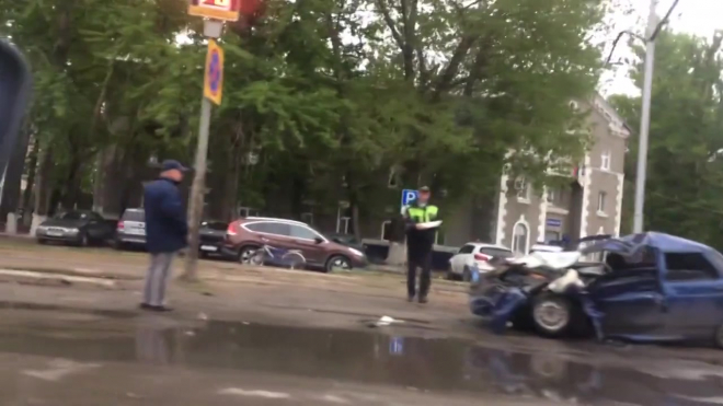 Смертельное видео из Ульяновска: "десятка" протаранила машину "скорой"