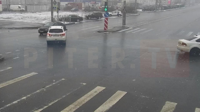 Опубликовано видео момента аварии на перекрестке Комендантского и Шаврова