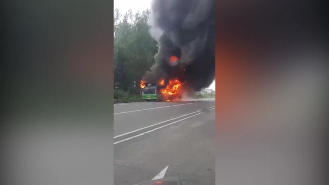 Под Тверью сгорел пассажирский автобус 
