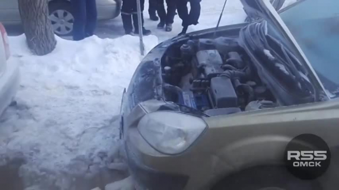 Видео из Омска: Десятки машин вмерзли в лед из-за коммунальной аварии