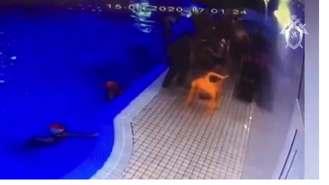 СК опубликовал видео с камер в бассейне Всеволожска, где захлебнулся первоклассник