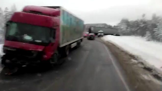 Страшные кадры из Карелии: На трассе "Кола" иномарка столкнулась с двумя грузовиками, два человека погибли