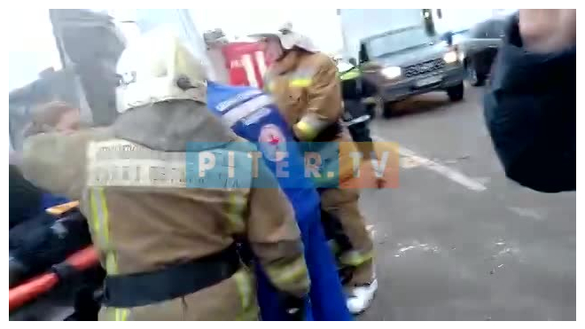 В Кудрово после столкновения поезда с маршруткой спасатели эвакуируют ребенка