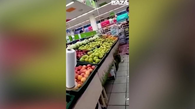 Видео: уволенный грузчик разгромил продуктовый магазин