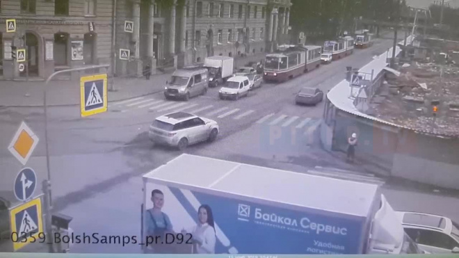 Видео: на  пересечении Большого Сампсониевского и 1-го Муринского проспектов столкнулись Pajero и  Lancer