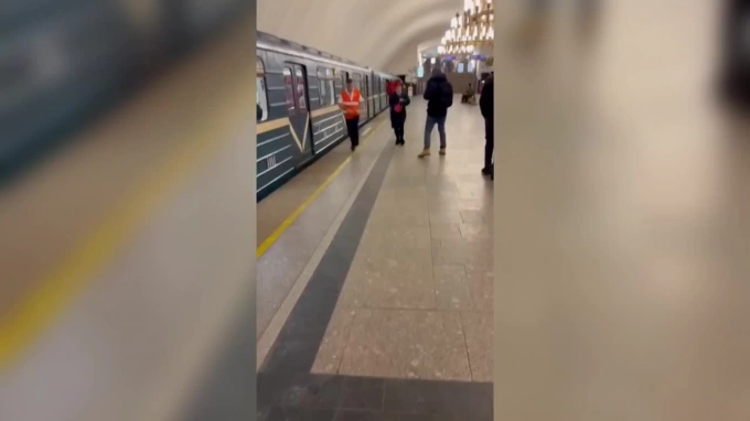 Мужчина, упавший под поезд на станции метро 