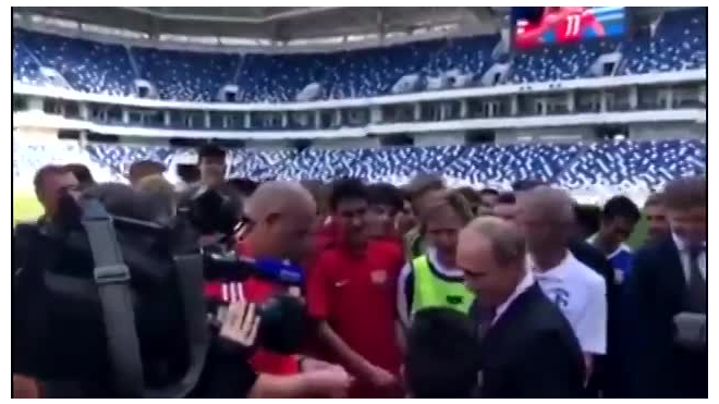 Видео: главный тренер сборной России взял у Путина автограф