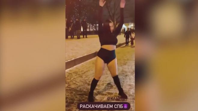 Блогер станцевала тверк перед Казанским собором в Рождество