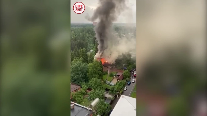 В коттедже в Новой Москве потушили пожар, вызванный ударом молнии