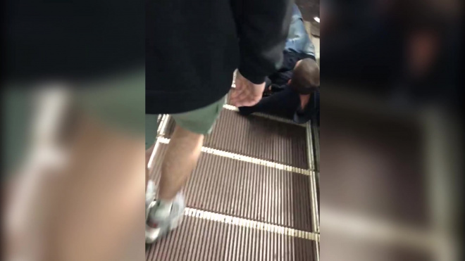 Видео: на станции "Василеостровская" пассажира зажало эскалатором 