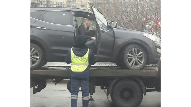 Очевидцы: В Петербурге даму эвакуировали вместе с автомобилем