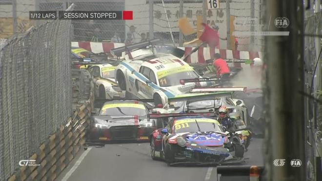 Появилось видео массовой аварии из 16 машин на гонке FIA GT в Макао  