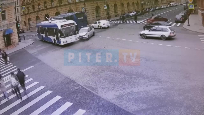 Троллейбус и легковушка прижались "щеками" на Суворовском проспекте