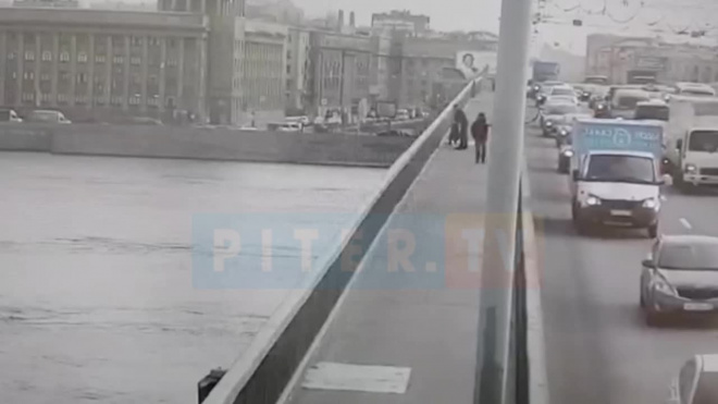 Родственник спустя месяц начал искать нырнувшего с моста Александра Невского мужчину