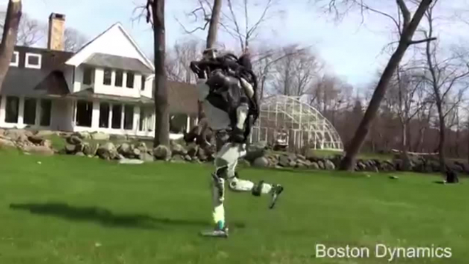 Робот от BostonDynamics совершает утренние пробежки на свежем воздухе