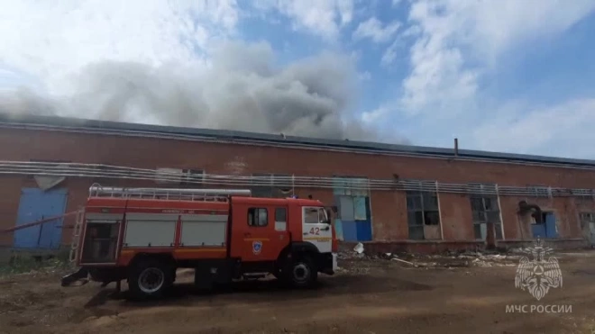 В Самаре загорелось масло в здании рядом с рынком
