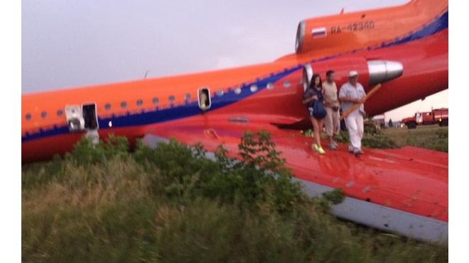 В Уфе самолет рухнул на левое крыло: появилось шокирующее видео