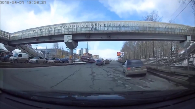 Чуть не сбил пешеходов Екатеринбург.