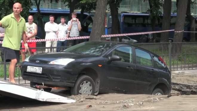 4 машины провалились под землю. На Конногвардейском кипяток размыл асфальт