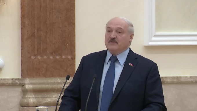 Лукашенко призвал Украину перестать слушать, что 