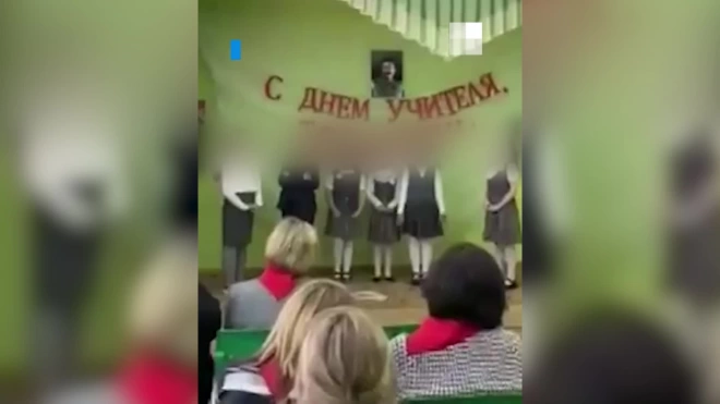 В российской школе дети устроили концерт под портретом Сталина